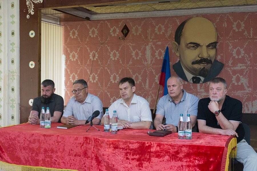 Сотрудники Стрелецкого конного завода получили от депутатов Народного Совета ЛНР гуманитарную помощь