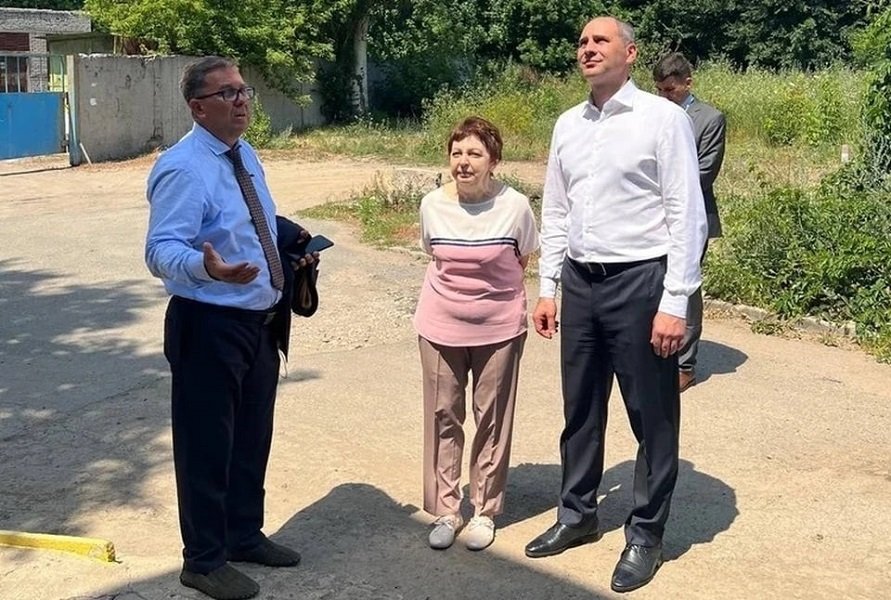 Губернатор Оренбургской области проинспектировал ход восстановительных работ в Перевальском районе ЛНР